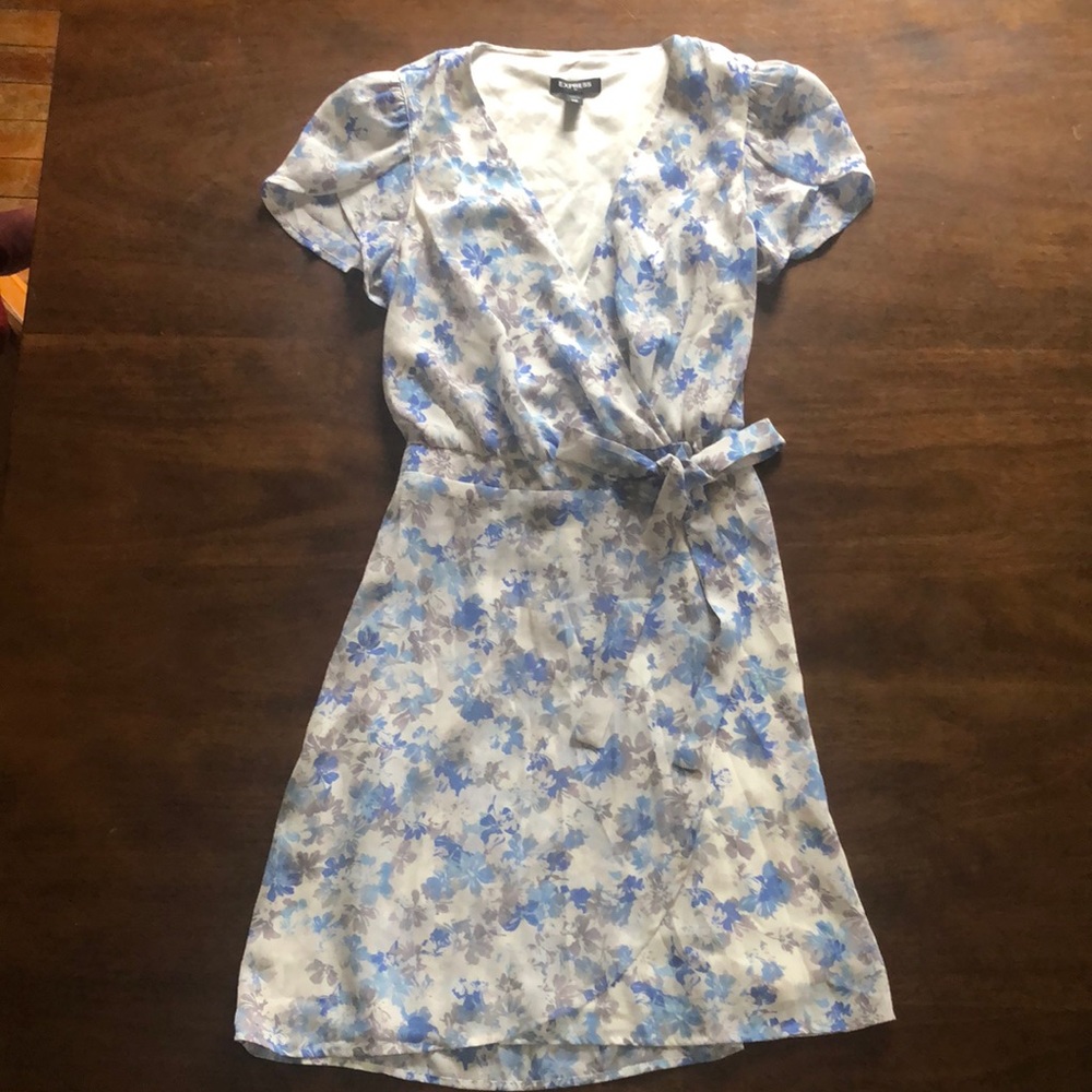White and floral midi dress with tie waist